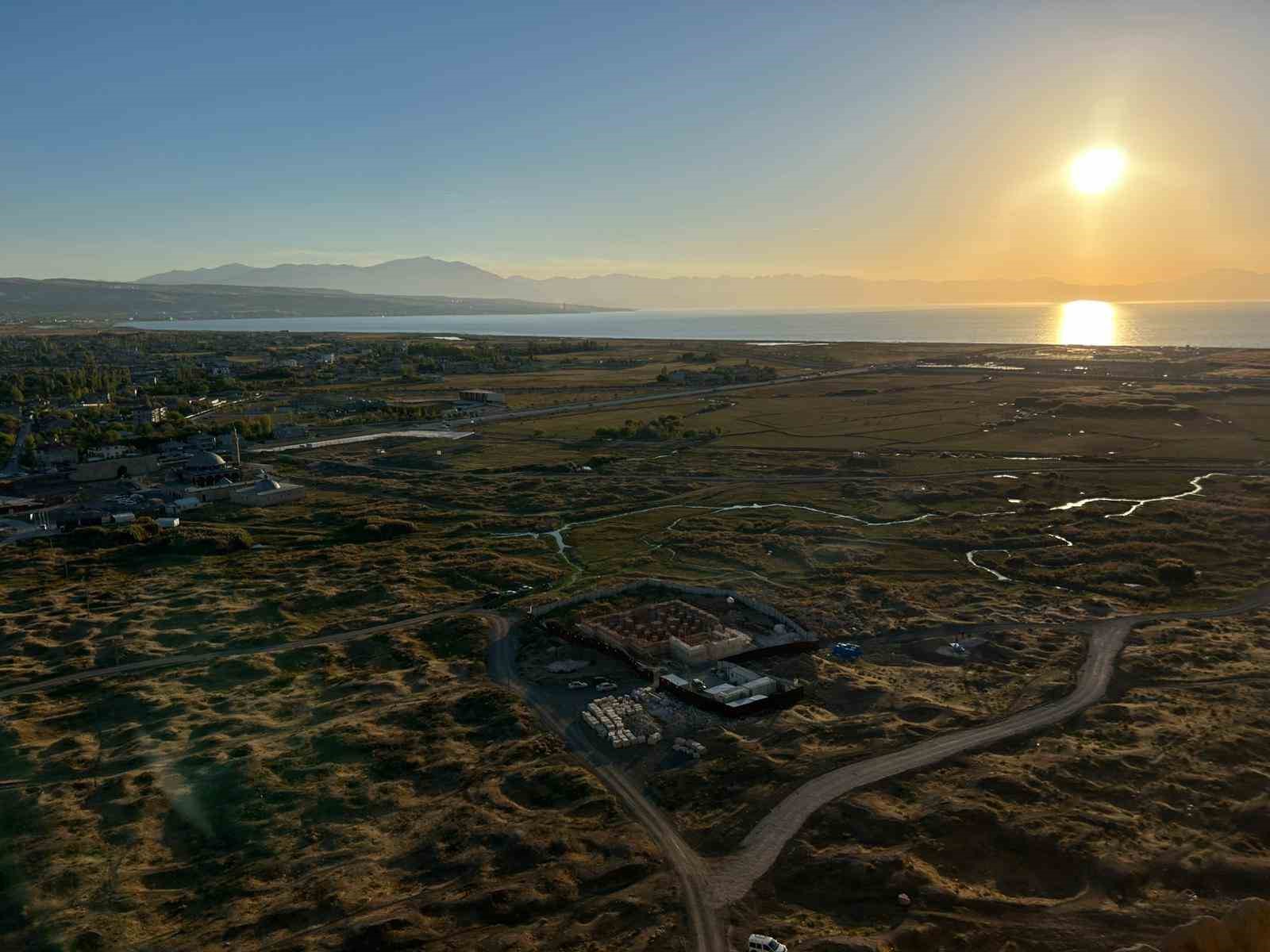 Van Kalesi’nin surlarına korkuluk yapıldı