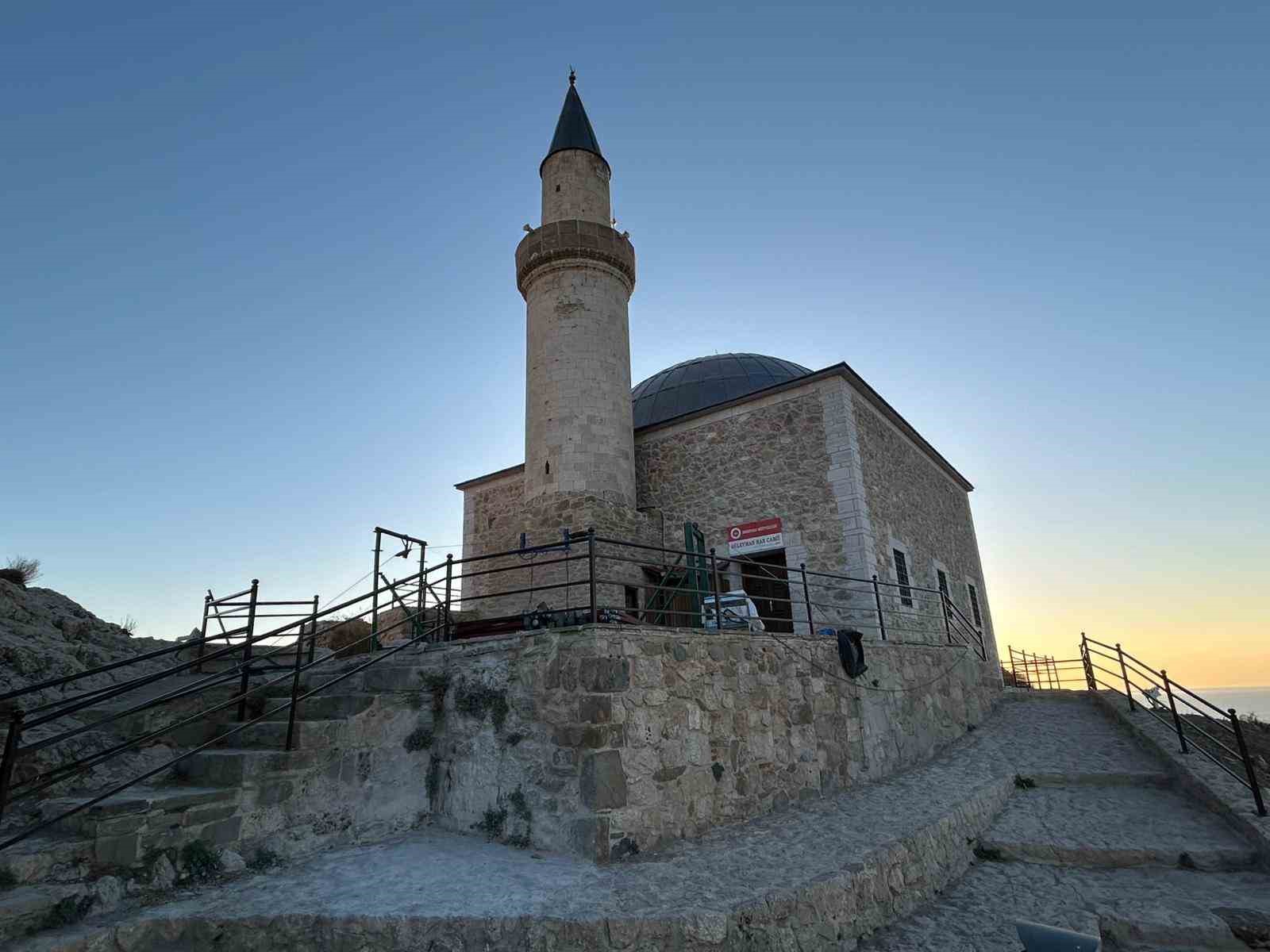 Van Kalesi’nin surlarına korkuluk yapıldı