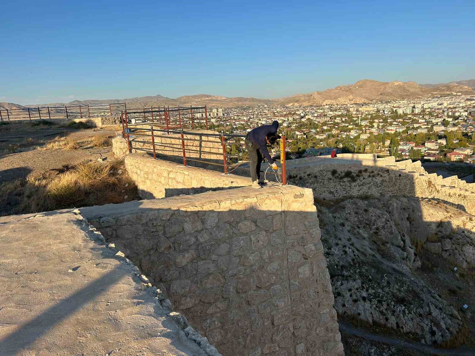 Van Kalesi’nin surlarına korkuluk yapıldı