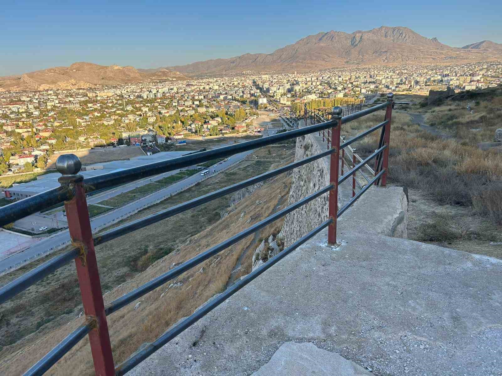 Van Kalesi’nin surlarına korkuluk yapıldı