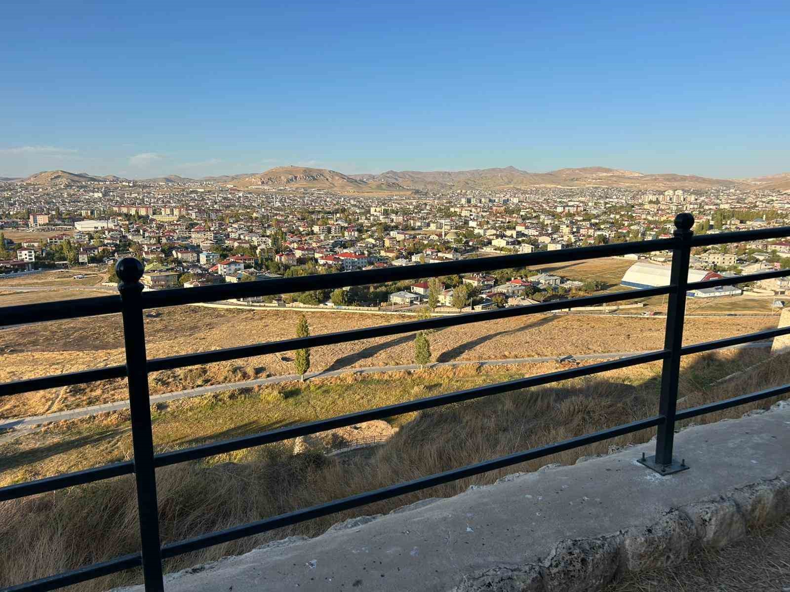 Van Kalesi’nin surlarına korkuluk yapıldı