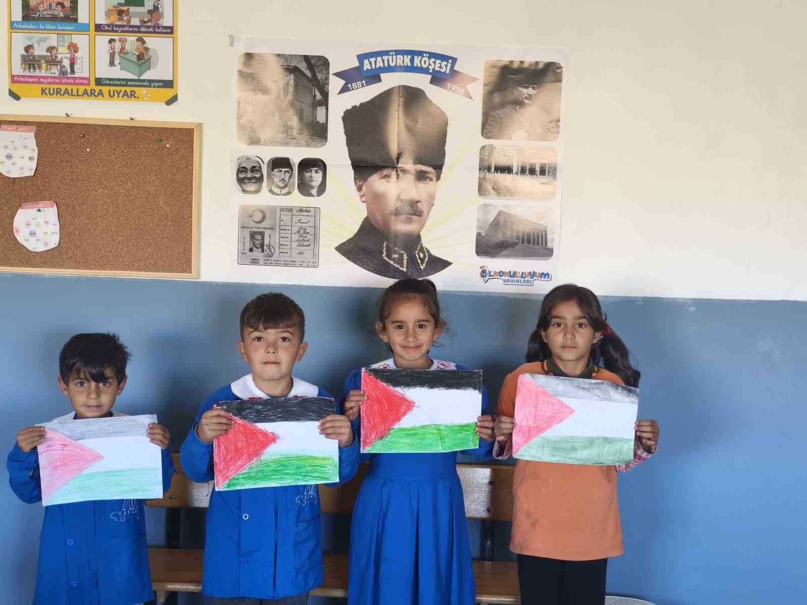 Bir tahta sıra, bir dünya vicdanı: Minik ellerden Filistin’e destek