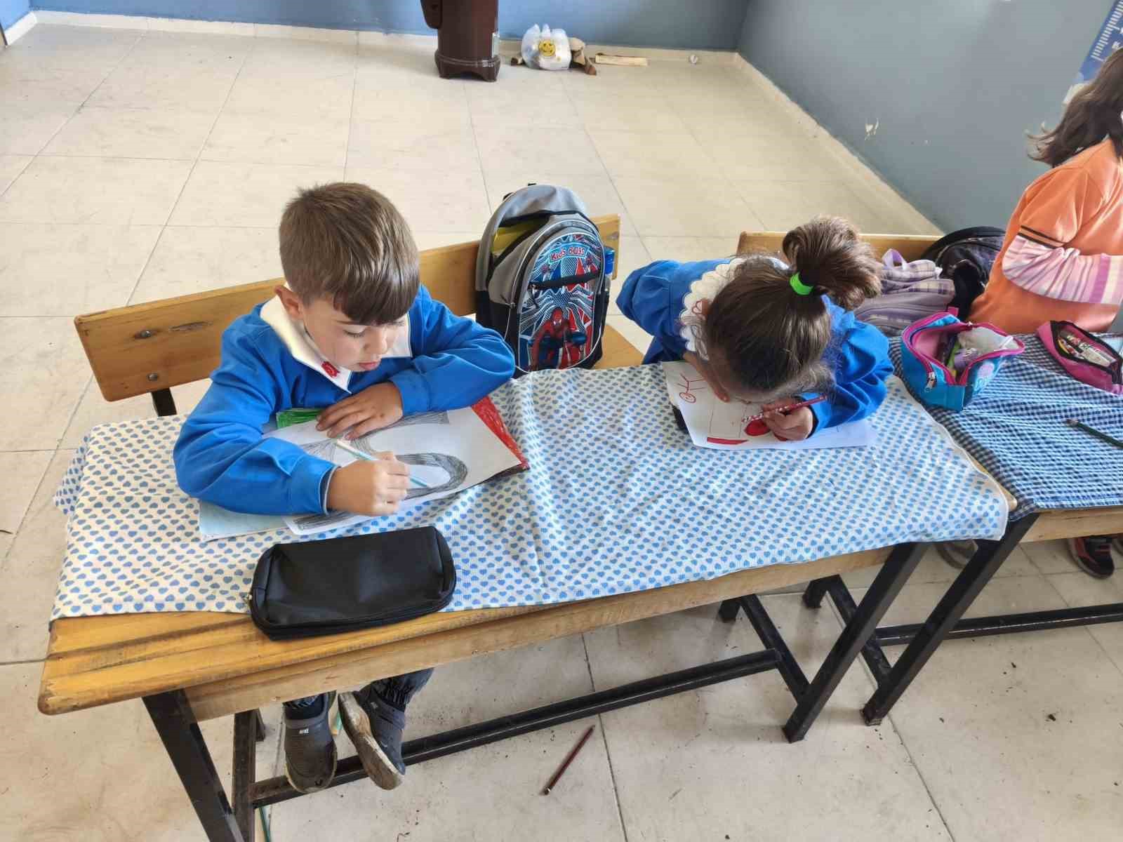 Bir tahta sıra, bir dünya vicdanı: Minik ellerden Filistin’e destek