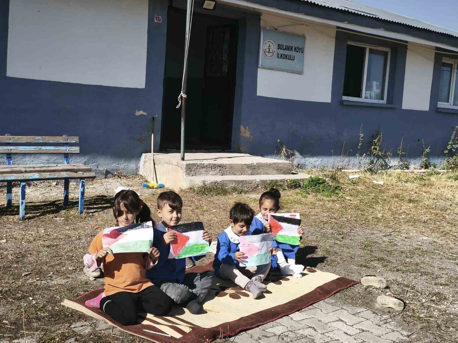 Bir tahta sıra, bir dünya vicdanı: Minik ellerden Filistin’e destek