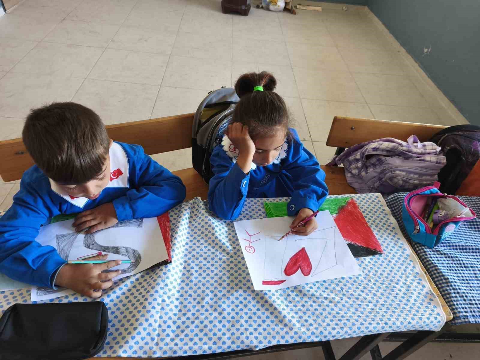 Bir tahta sıra, bir dünya vicdanı: Minik ellerden Filistin’e destek