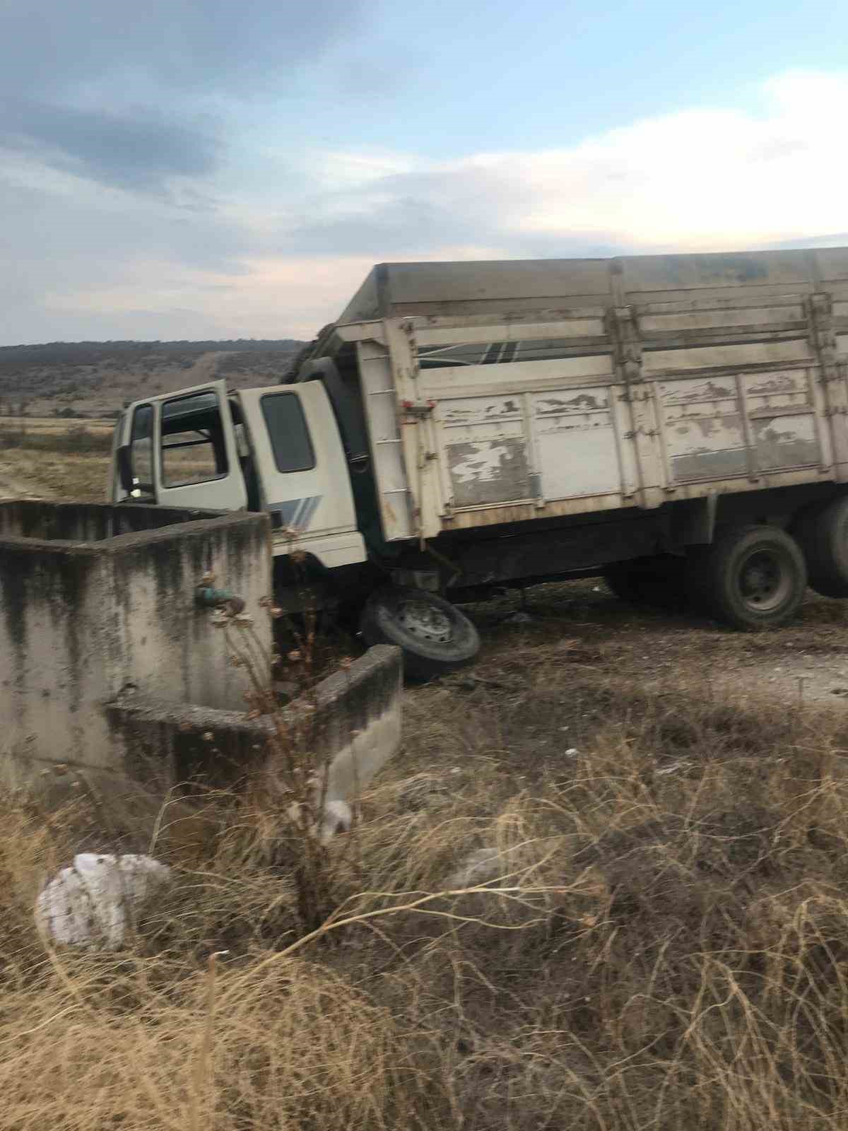 Balıkesir’de otomobil ile kamyon çarpıştı; 2 yaralı