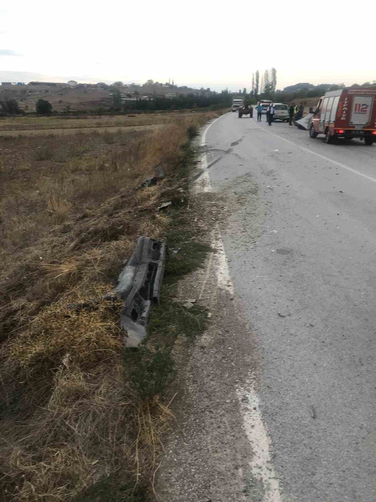 Balıkesir’de otomobil ile kamyon çarpıştı; 2 yaralı