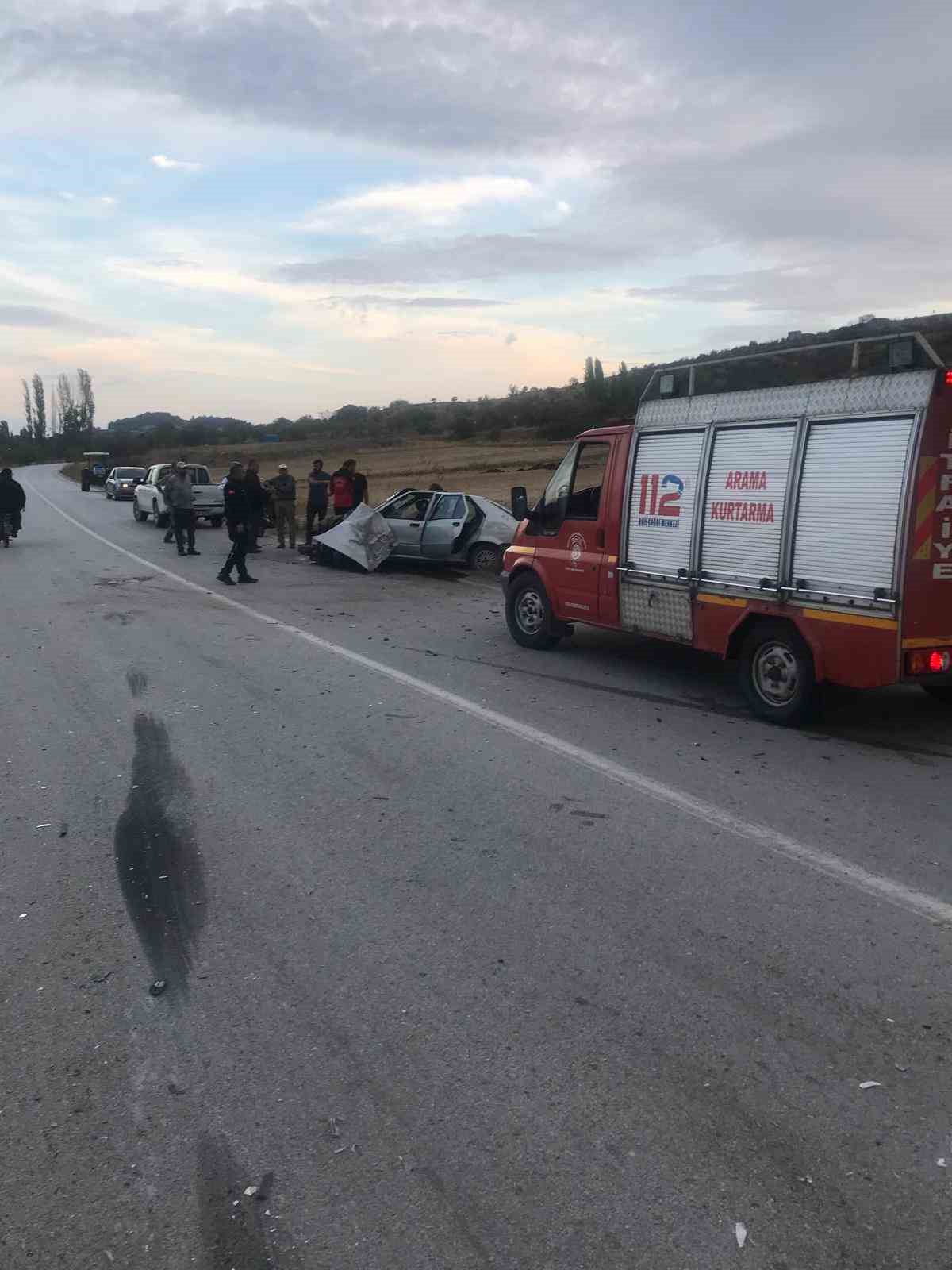 Balıkesir’de otomobil ile kamyon çarpıştı; 2 yaralı