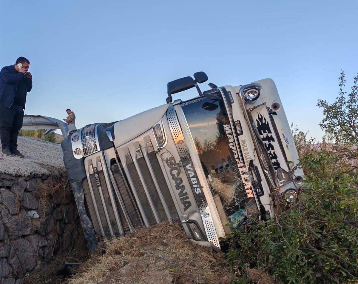 Van’da tır şarampole yuvarlandı: 1 yaralı