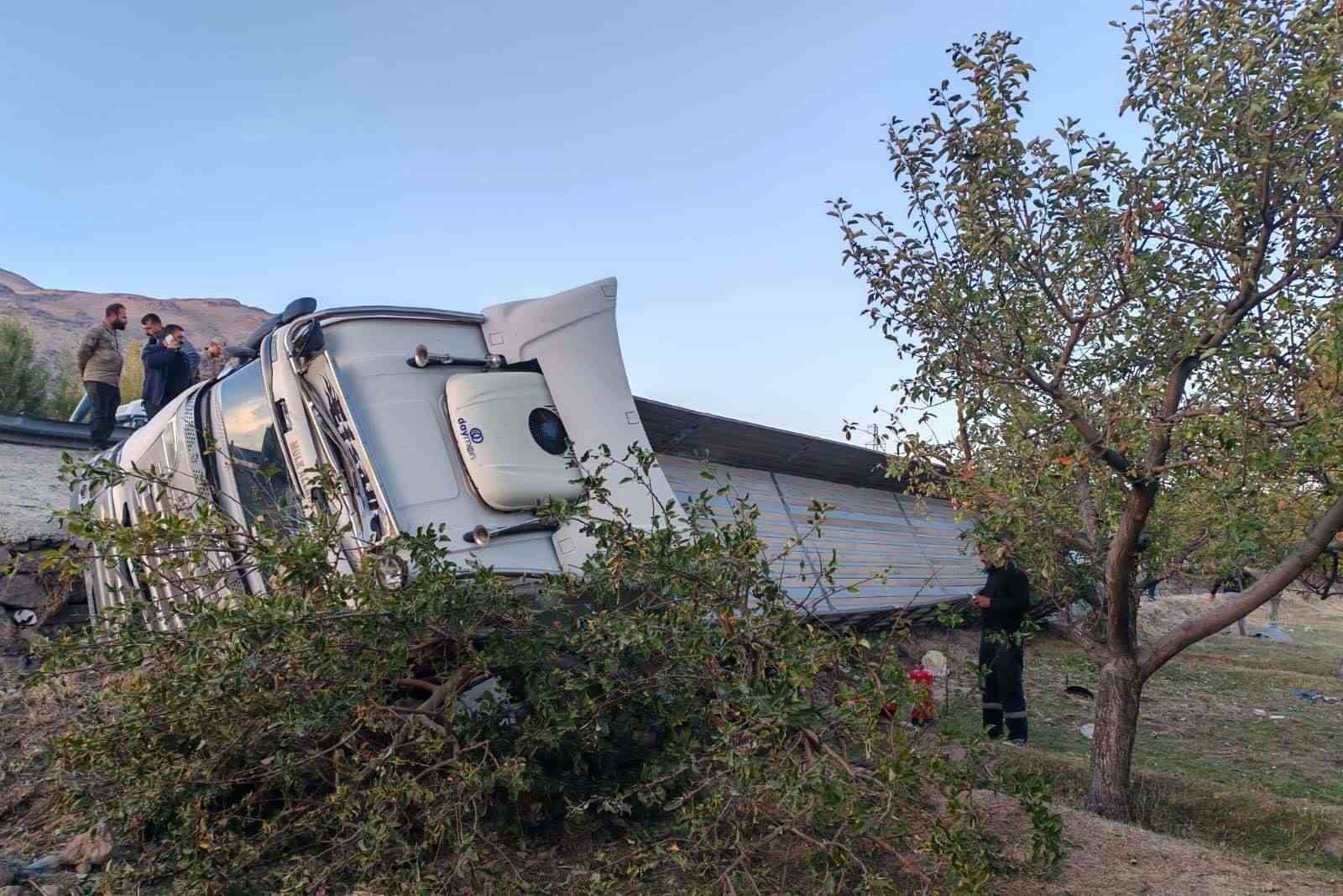 Van’da tır şarampole yuvarlandı: 1 yaralı
