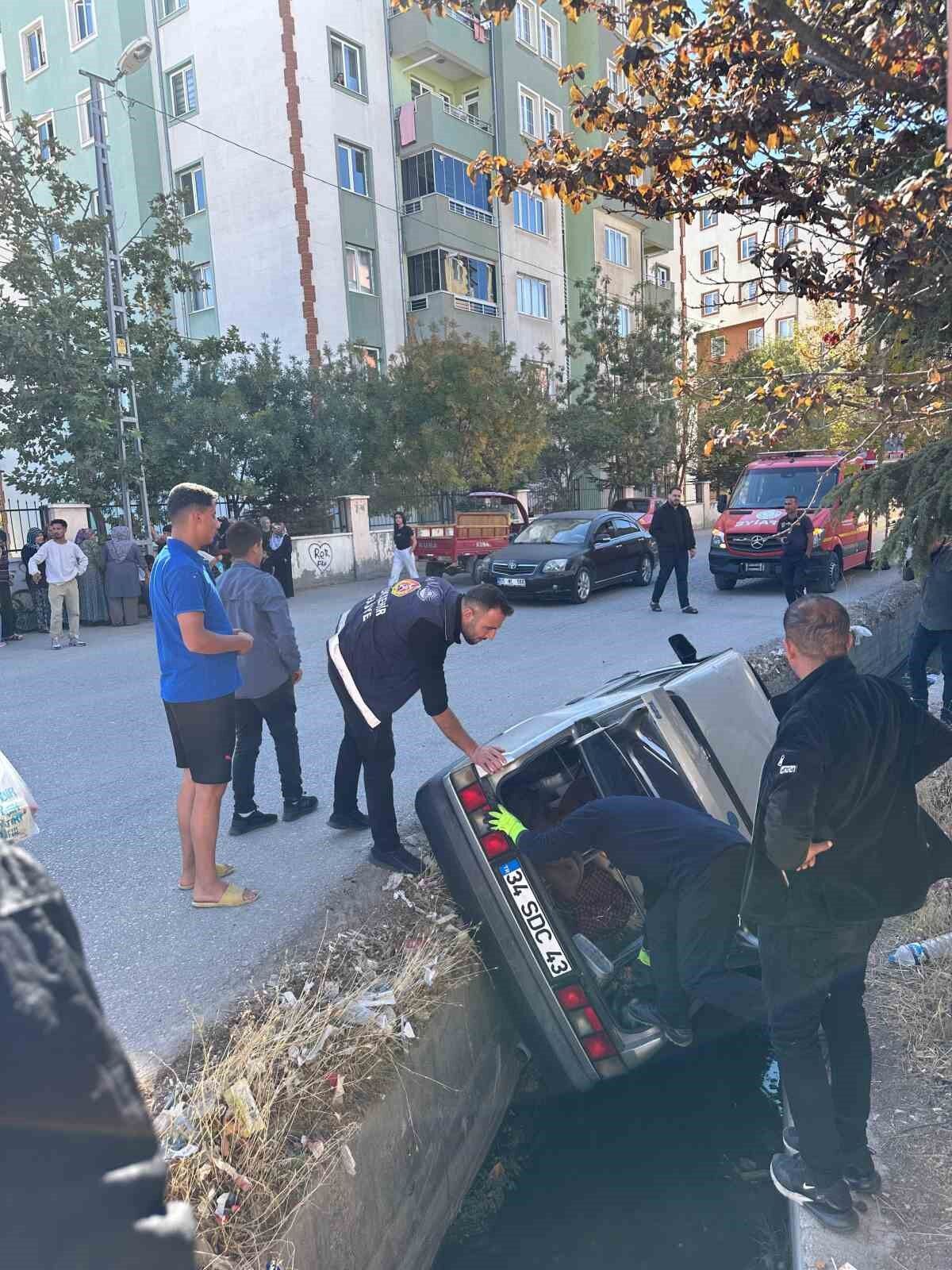 Van’da otomobil su kanalına düştü: 1 yaralı