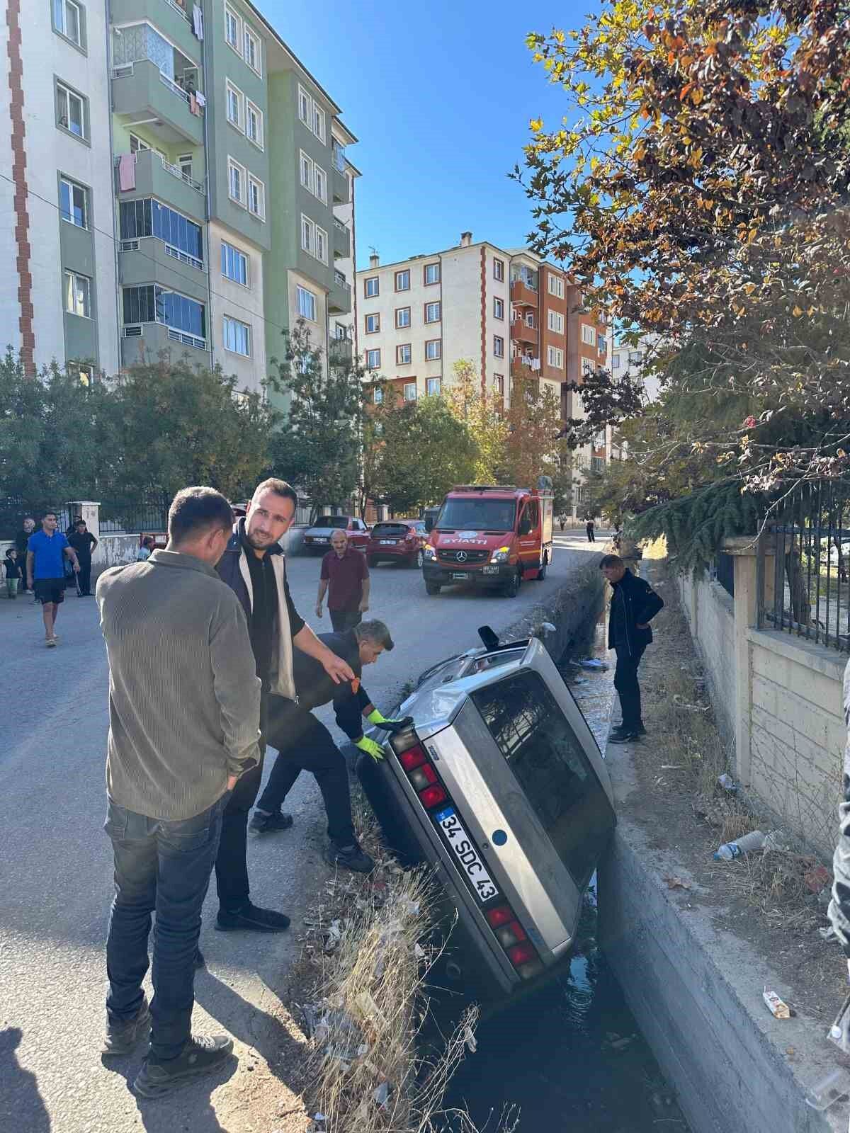 Van’da otomobil su kanalına düştü: 1 yaralı