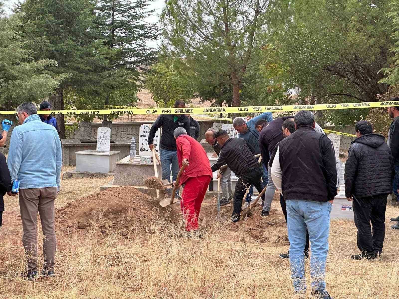 Uşak’ta iki cenaze karıştı: Yanlış defin sonrası mezar açıldı