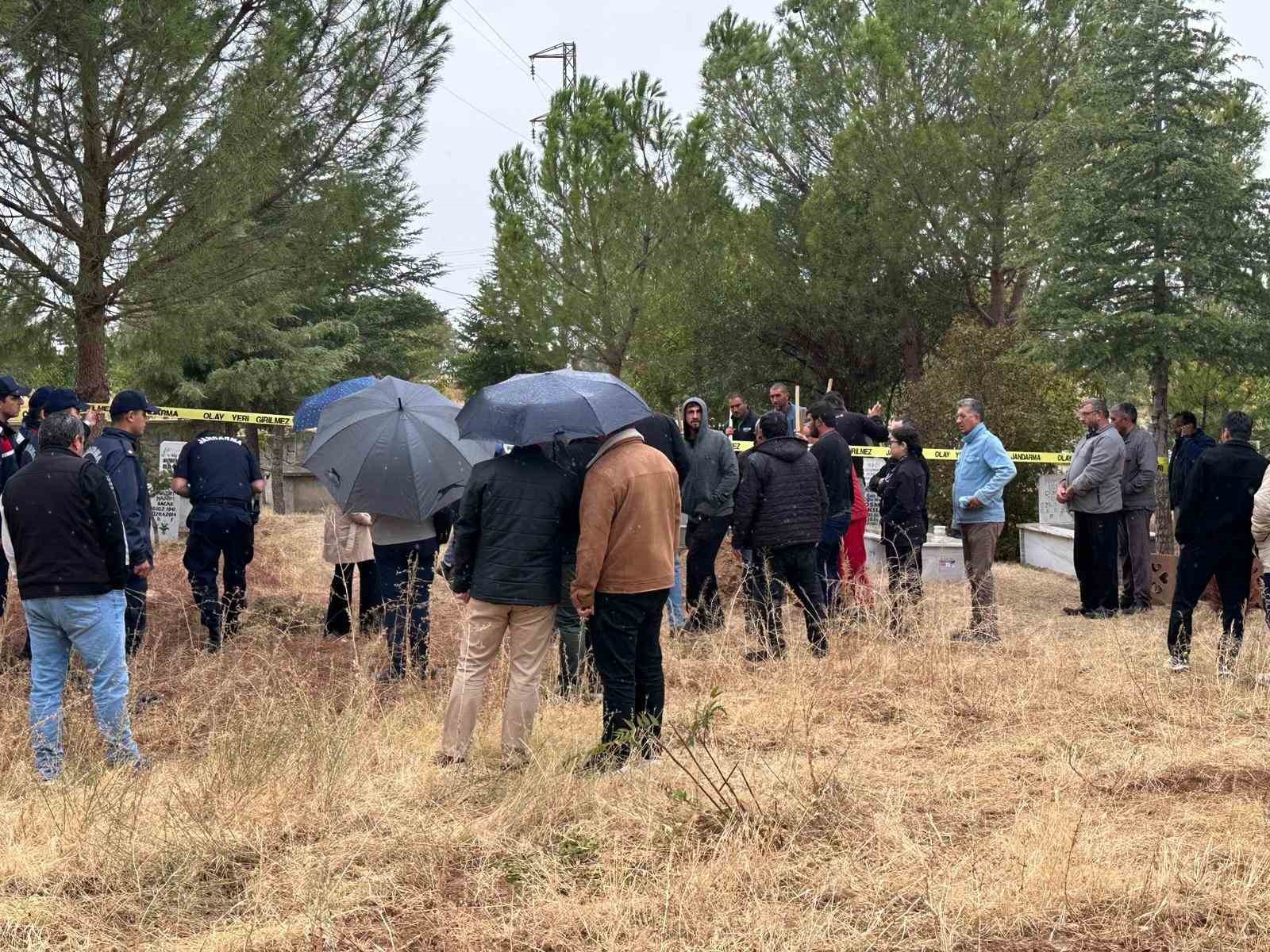 Uşak’ta iki cenaze karıştı: Yanlış defin sonrası mezar açıldı