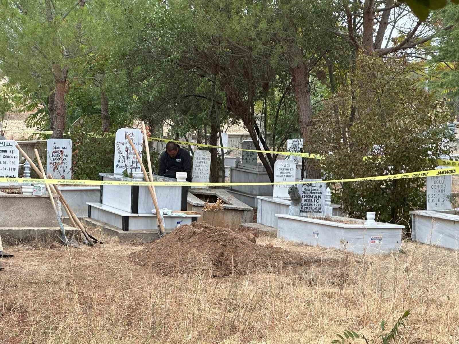 Uşak’ta iki cenaze karıştı: Yanlış defin sonrası mezar açıldı