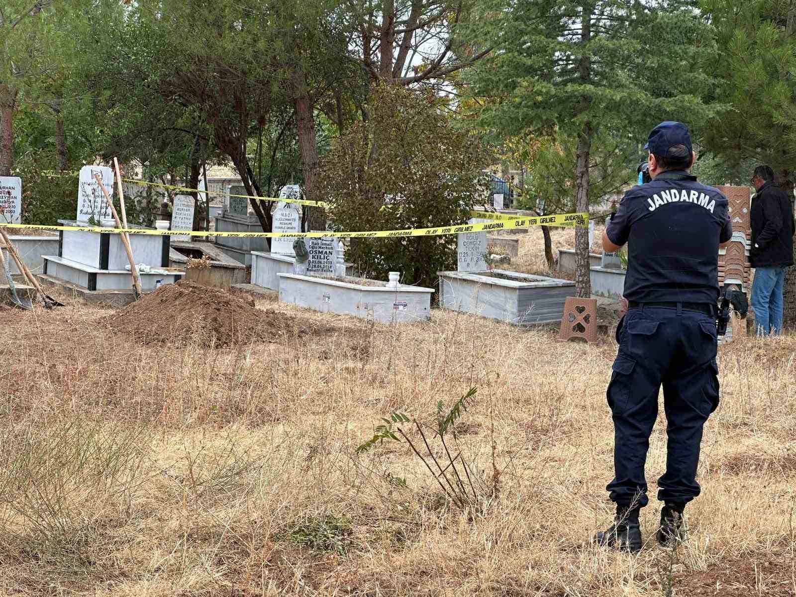 Uşak’ta iki cenaze karıştı: Yanlış defin sonrası mezar açıldı