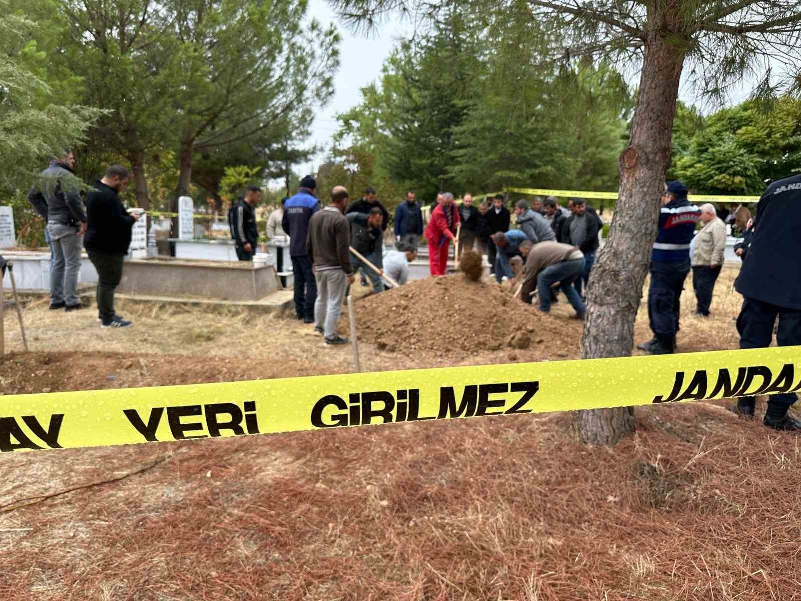Uşak’ta iki cenaze karıştı: Yanlış defin sonrası mezar açıldı
