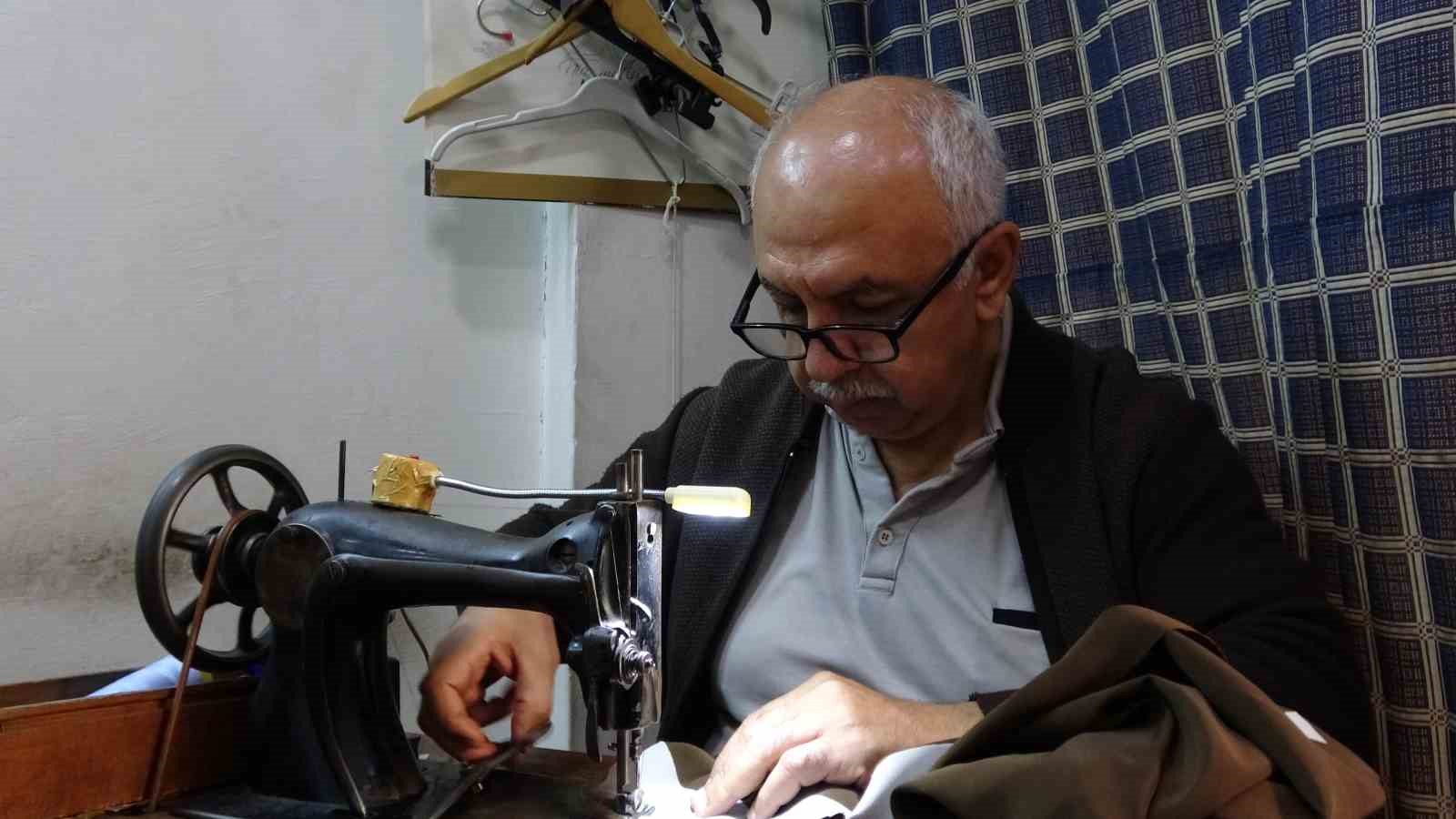 Ustasının emaneti 75 yıllık makineyle 50 yıldır terzilik yapıyor