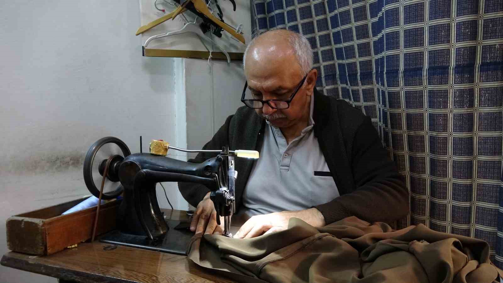 Ustasının emaneti 75 yıllık makineyle 50 yıldır terzilik yapıyor
