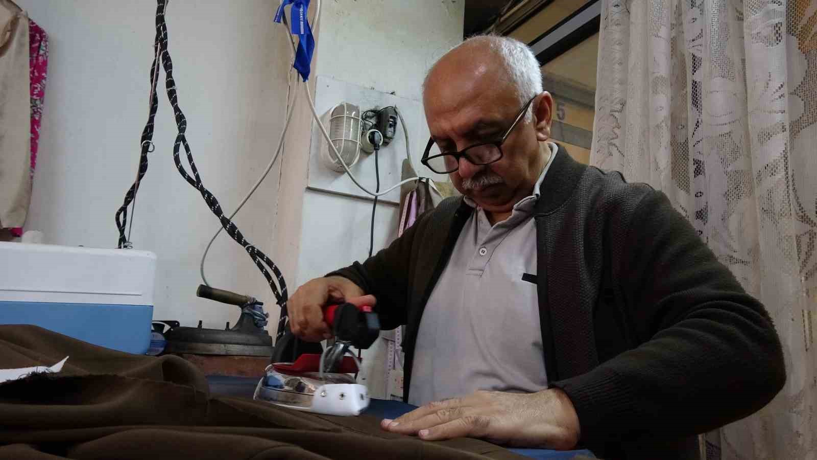 Ustasının emaneti 75 yıllık makineyle 50 yıldır terzilik yapıyor