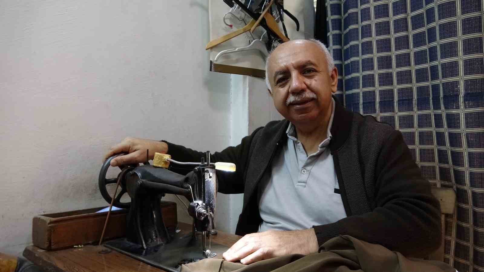 Ustasının emaneti 75 yıllık makineyle 50 yıldır terzilik yapıyor