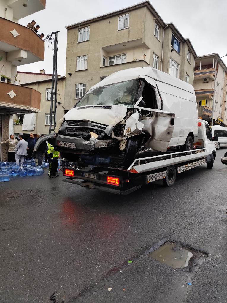 Avcılar’da freni boşalan panelvan dükkana daldı: O anlar kamerada