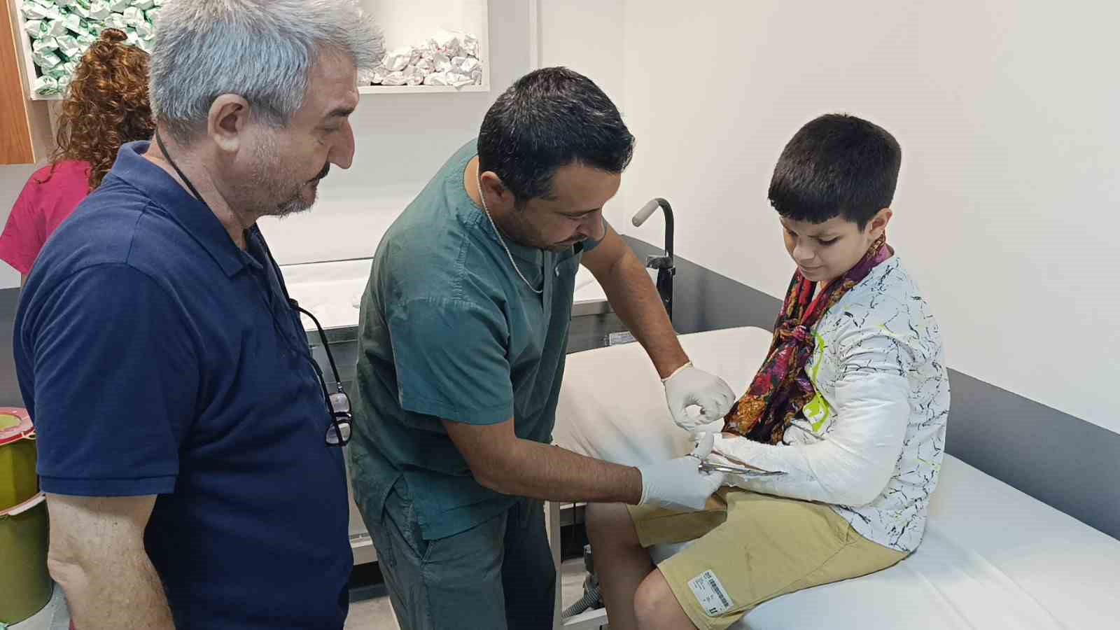 Düşüp kolunu kıran çocuğu aracına alıp hastaneye yetiştirdi