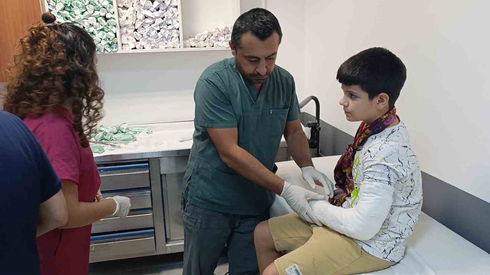 Düşüp kolunu kıran çocuğu aracına alıp hastaneye yetiştirdi