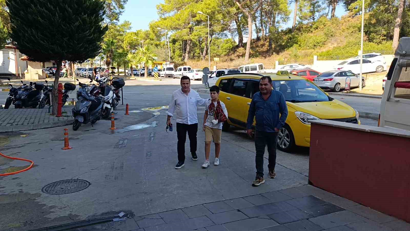 Düşüp kolunu kıran çocuğu aracına alıp hastaneye yetiştirdi