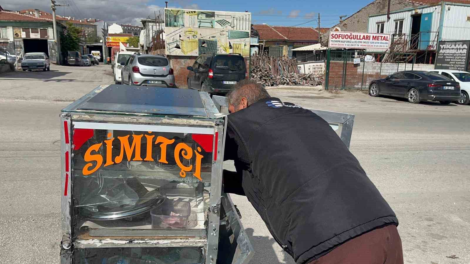 4 çocuğunu simit satarak okutuyor