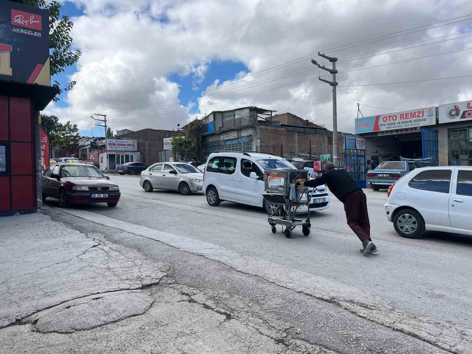 4 çocuğunu simit satarak okutuyor