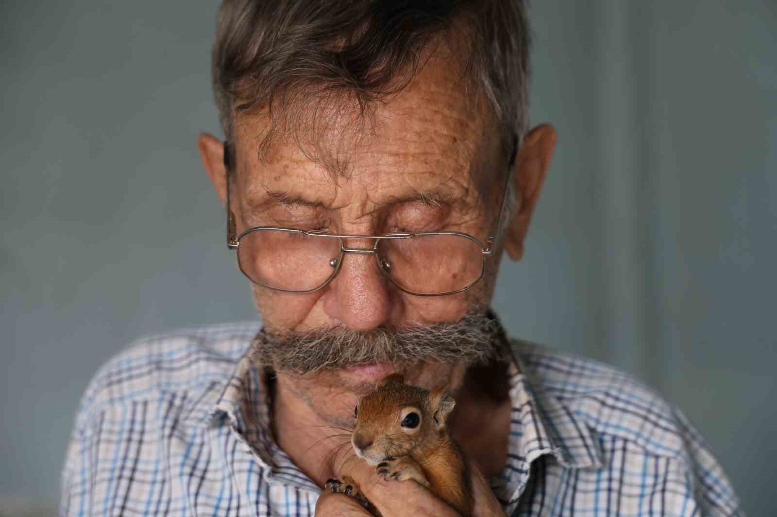 Yalnız kalmıştı, yavruyken kurtardığı ’sincap’ dostu oldu