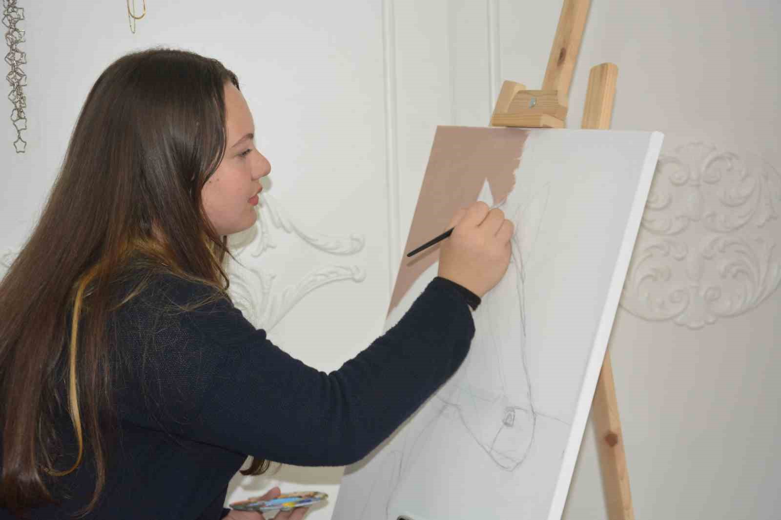 Ordu’da 13 yaşındaki öğrenci, doğadan aldığı ilhamı tuvallere yansıtıyor