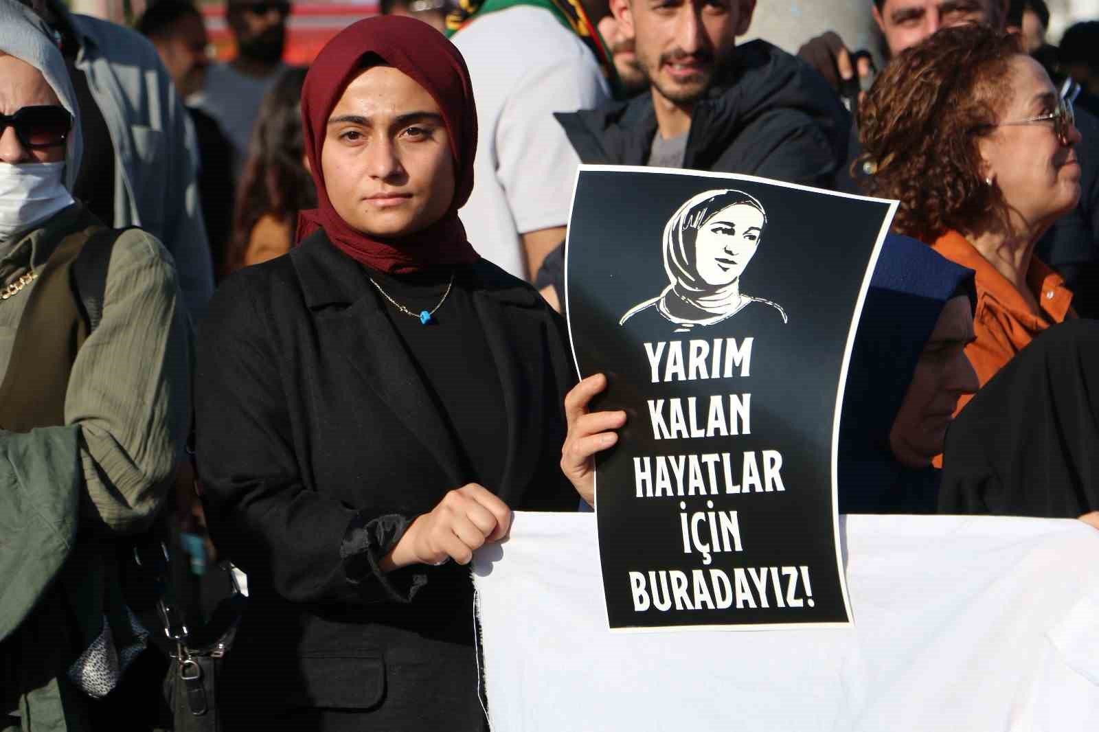 Rojin Kabaiş mezarı başında anıldı