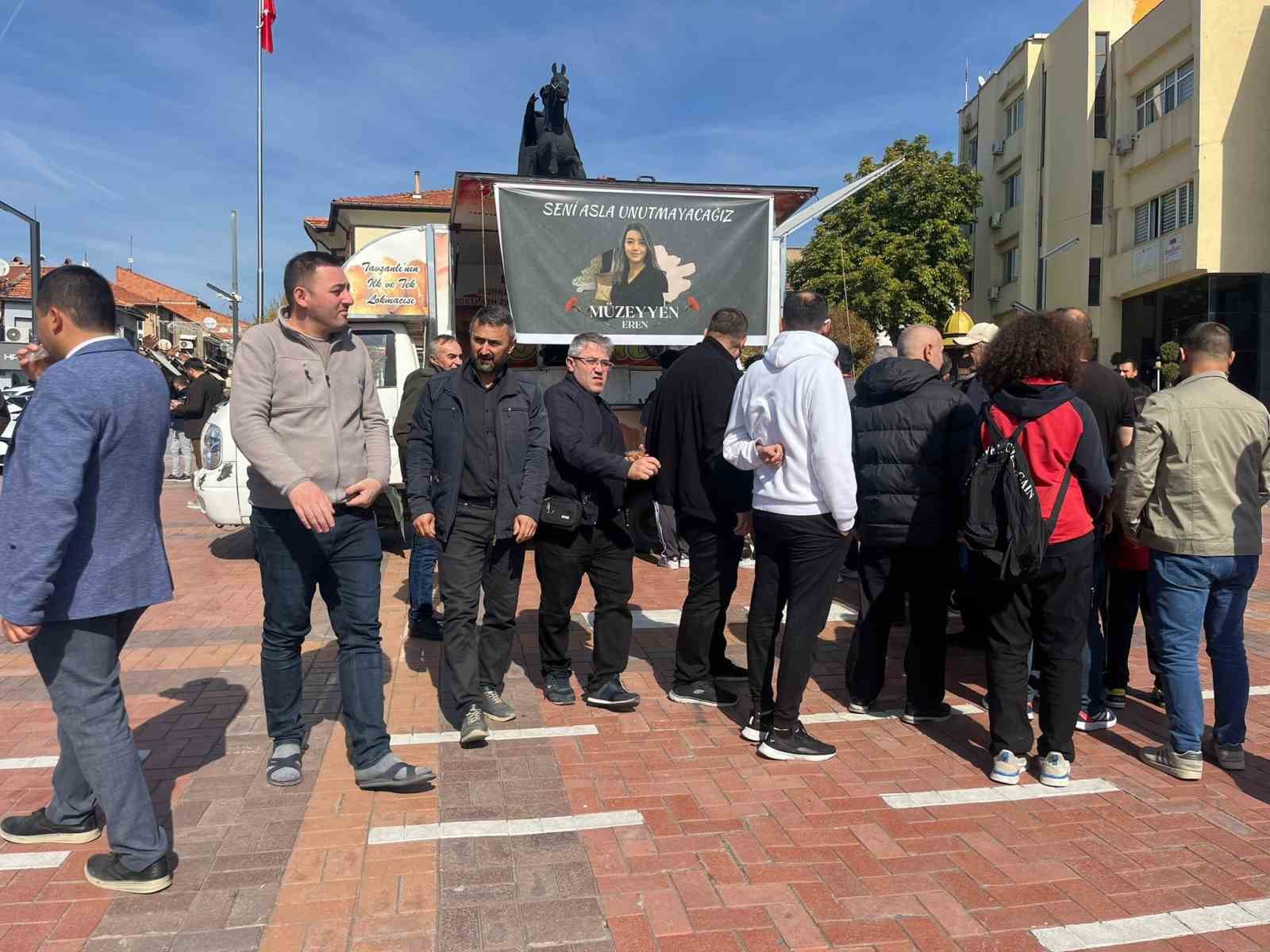 Vefat eden çalışma arkadaşları için lokma dağıttılar