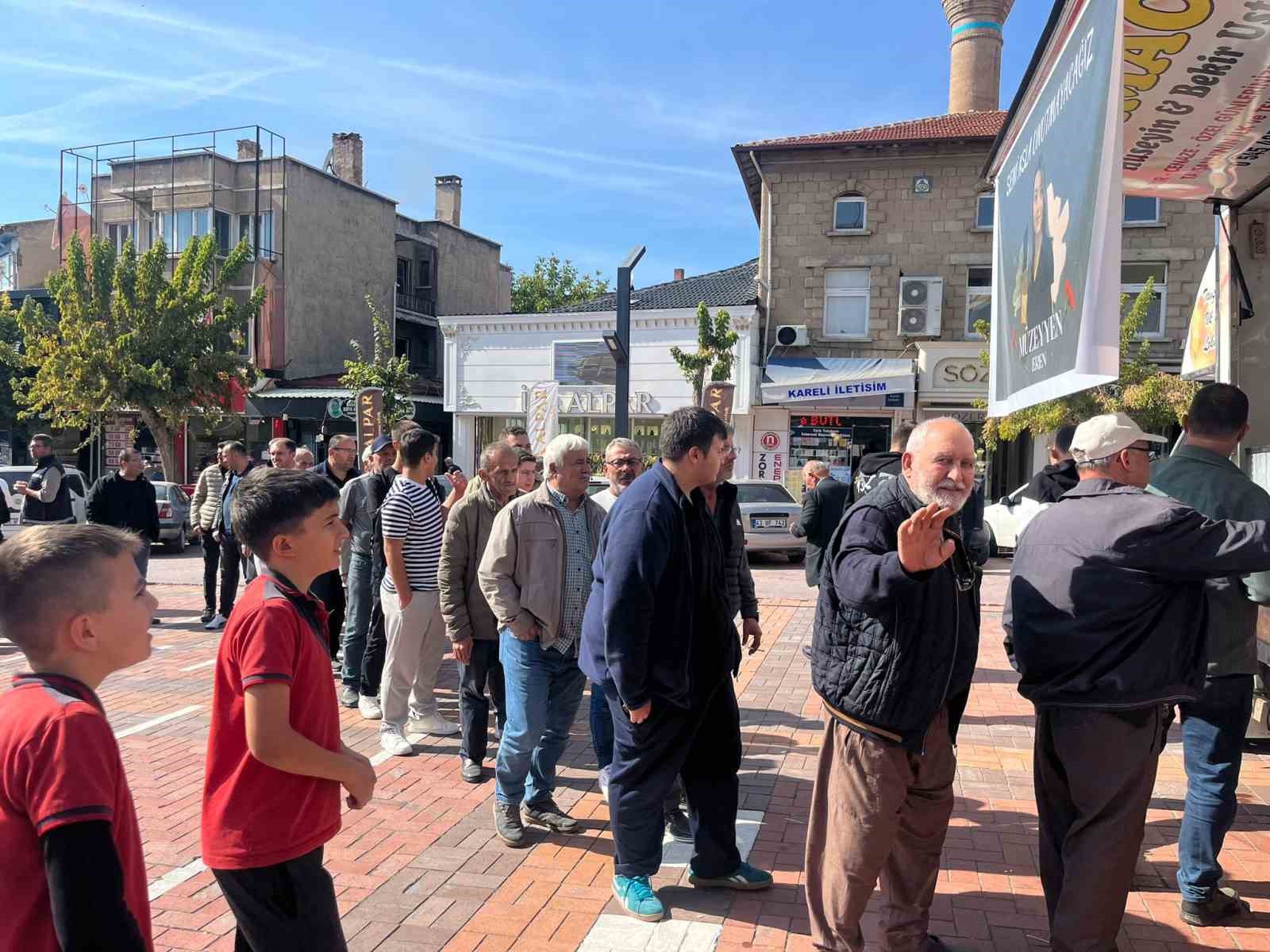 Vefat eden çalışma arkadaşları için lokma dağıttılar