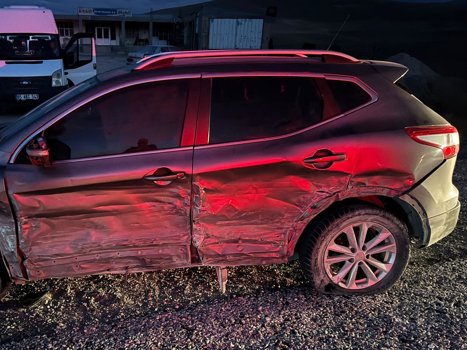 Lastiği patlayan otomobil karşı yoldan gelen cipe çarptı