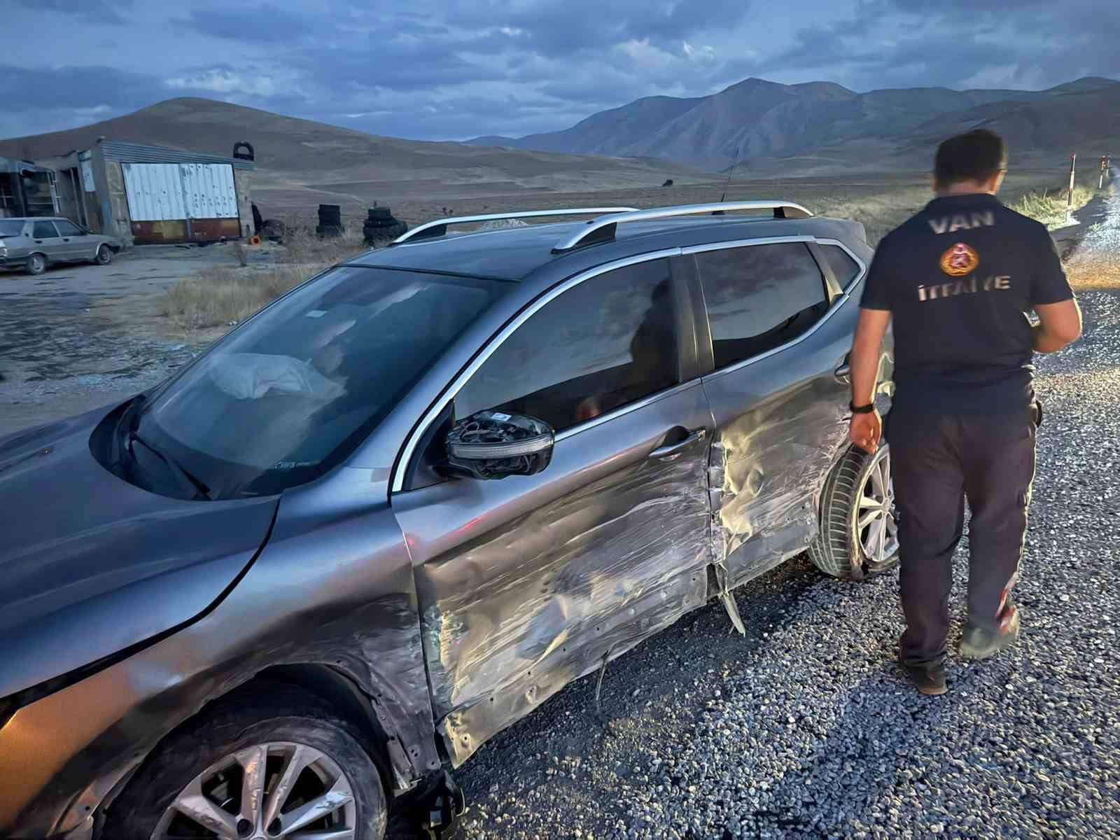 Lastiği patlayan otomobil karşı yoldan gelen cipe çarptı