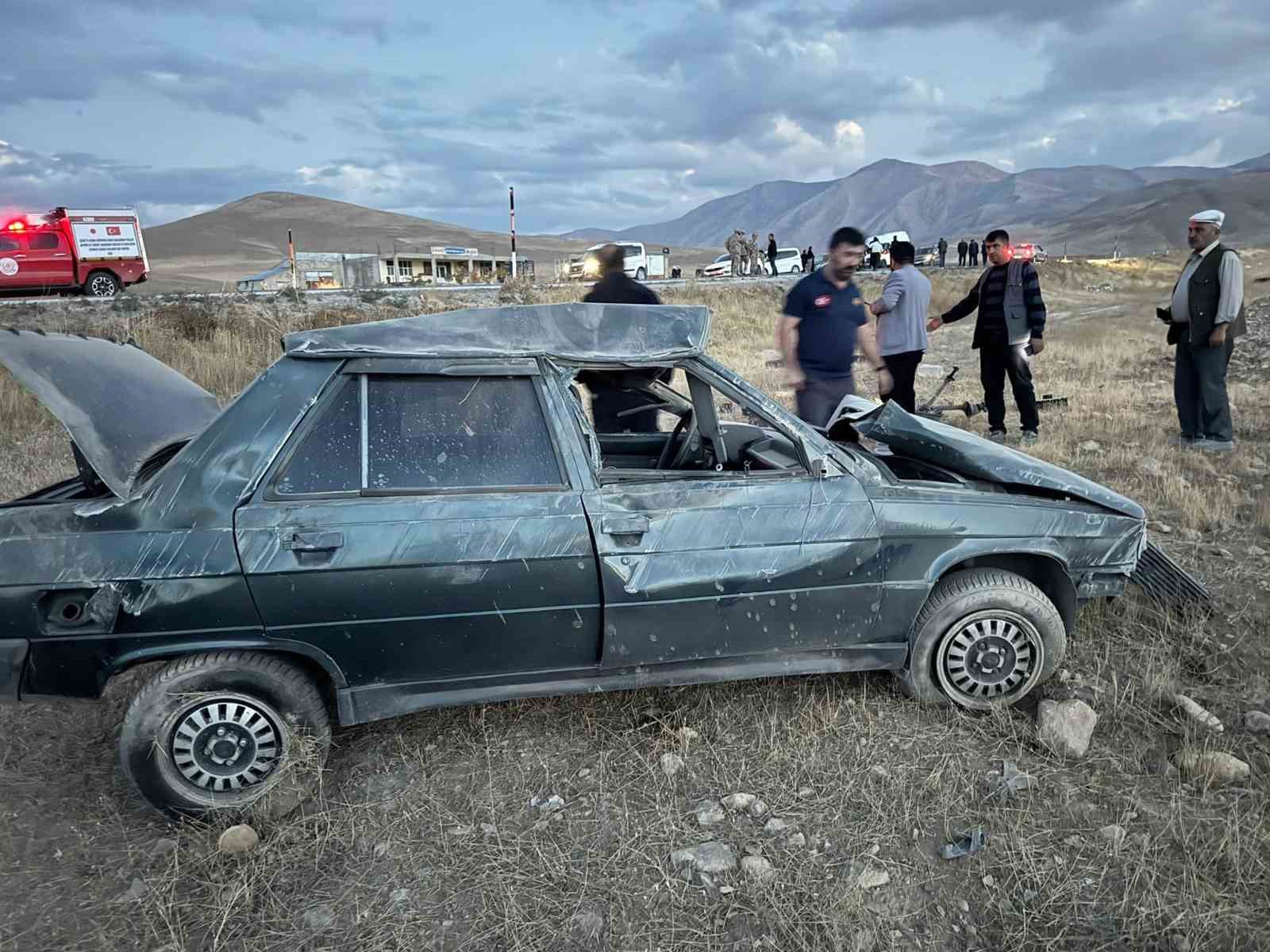 Lastiği patlayan otomobil karşı yoldan gelen cipe çarptı