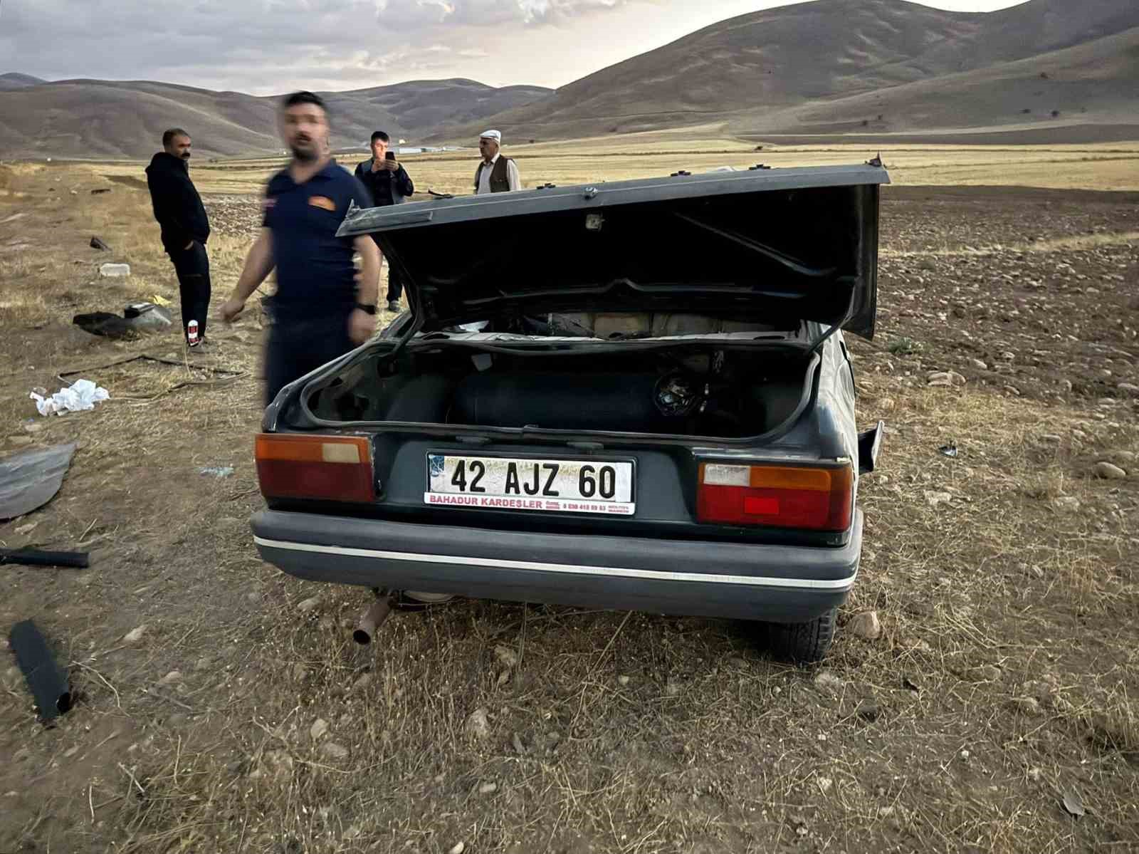 Lastiği patlayan otomobil karşı yoldan gelen cipe çarptı
