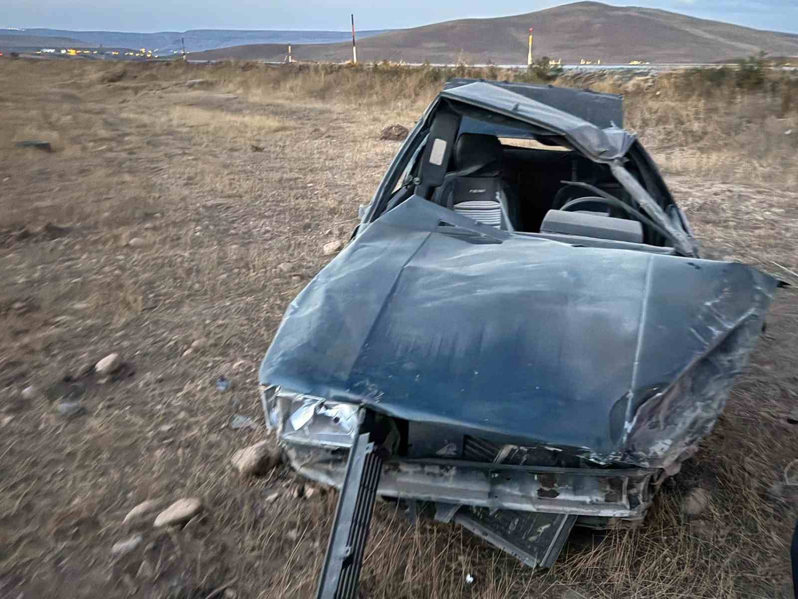 Lastiği patlayan otomobil karşı yoldan gelen cipe çarptı
