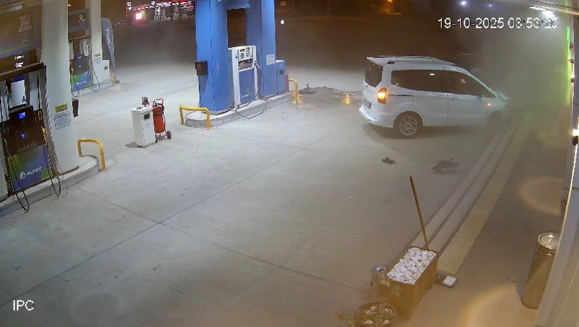 Mardin’de faciadan dönüldü: Ticari araç benzin istasyonuna daldı, 2 kişi yaralandı