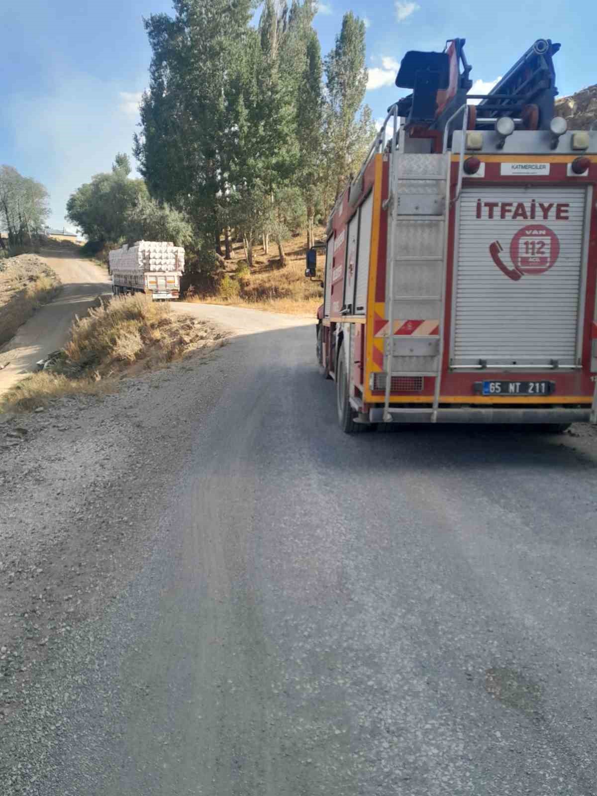 Başkale’de anız yangını