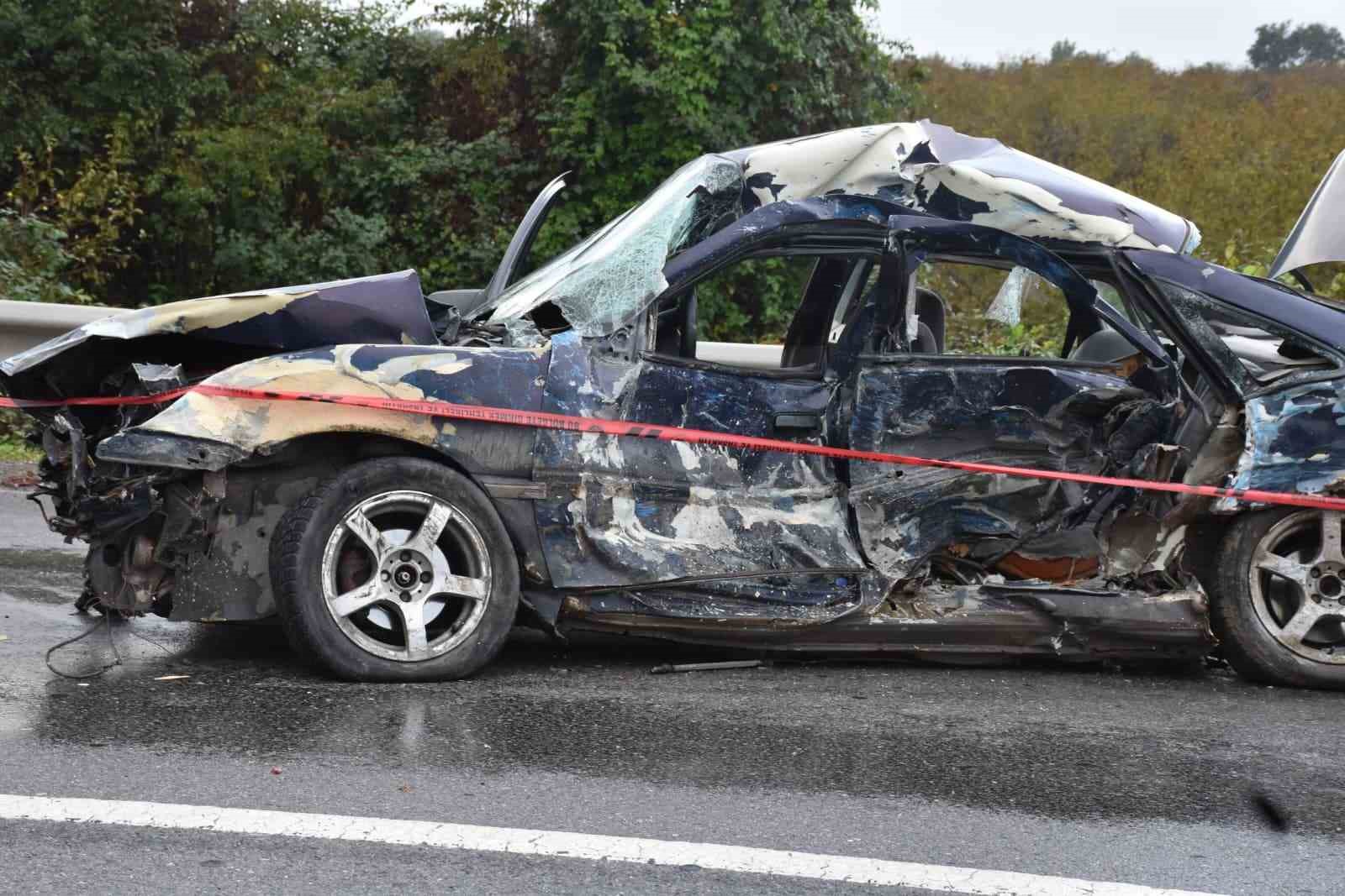 Bariyerlere çarpan otomobil hurdaya döndü: 1 ölü, 2 yaralı