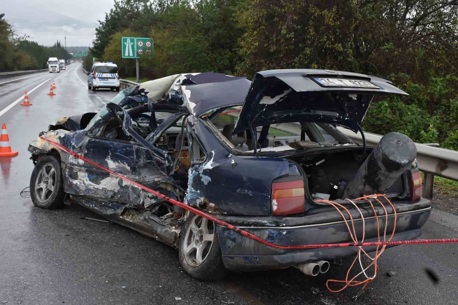Bariyerlere çarpan otomobil hurdaya döndü: 1 ölü, 2 yaralı