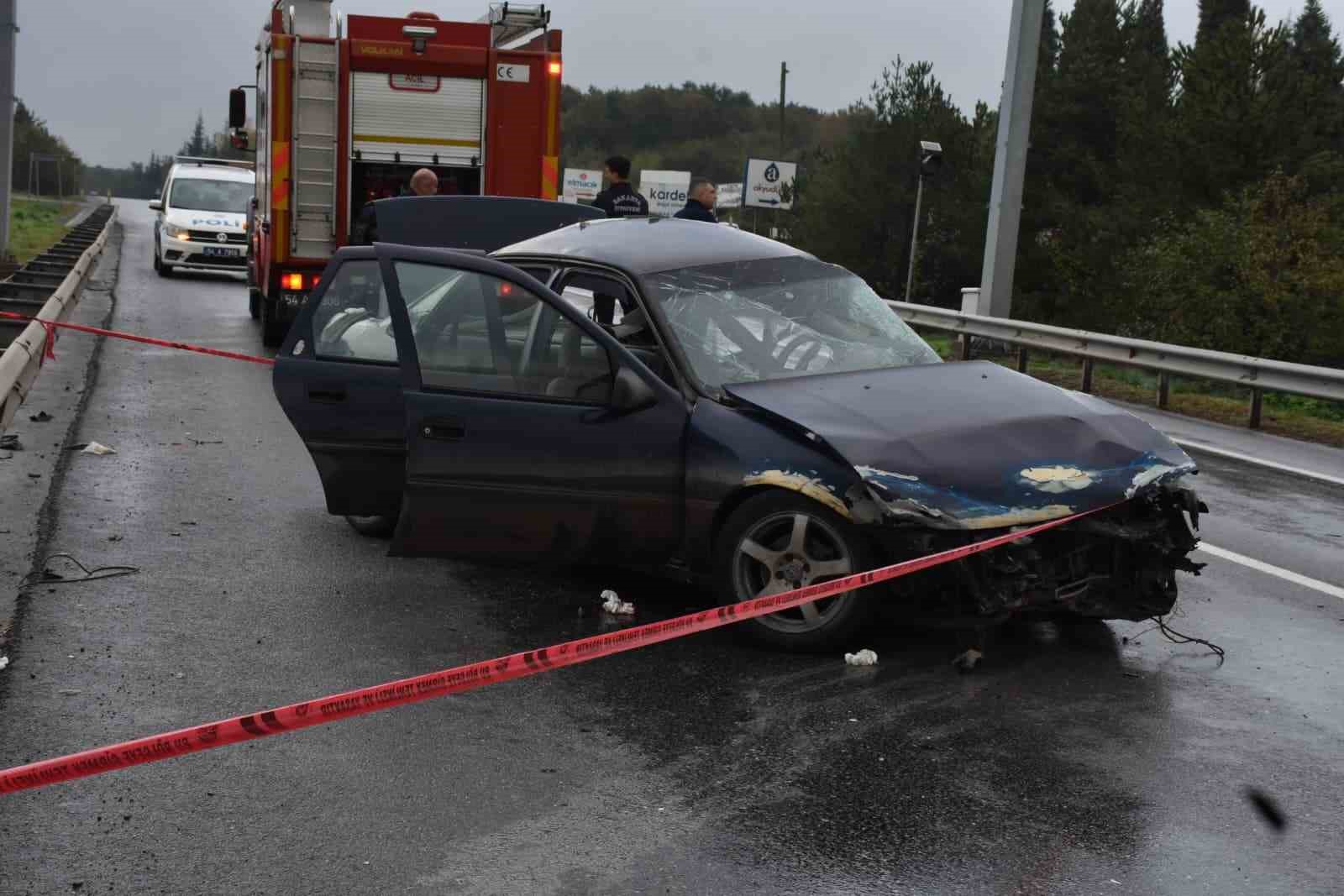 Bariyerlere çarpan otomobil hurdaya döndü: 1 ölü, 2 yaralı