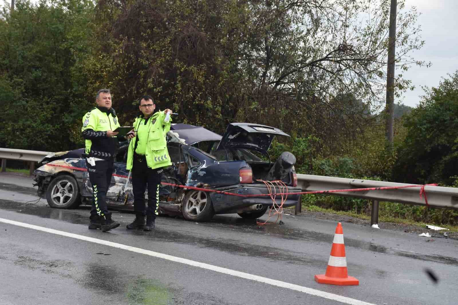 Bariyerlere çarpan otomobil hurdaya döndü: 1 ölü, 2 yaralı