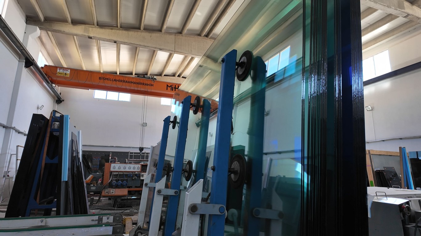 Erciş’te kurulan cam atölyesi bölgenin ihtiyacını karşılıyor