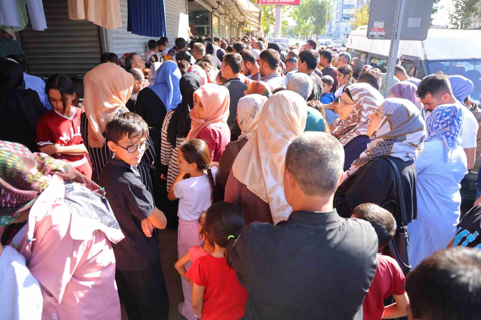 Giyim mağazasında indirim izdihama neden oldu
