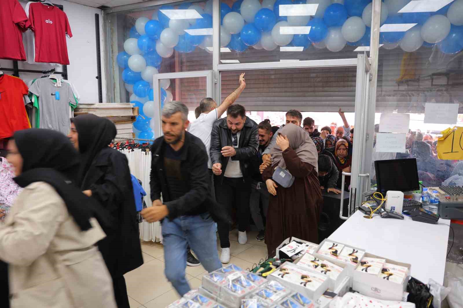 Giyim mağazasında indirim izdihama neden oldu